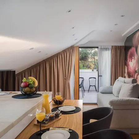 Stunning Scorpaena With Swimming Pool فيلة