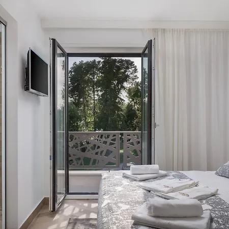 Stunning Scorpaena With Swimming Pool فيلة