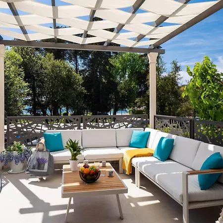 Stunning Scorpaena With Swimming Pool * Zara