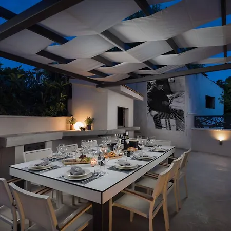 Stunning Scorpaena With Swimming Pool فيلة