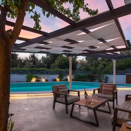 فيلة Stunning Scorpaena With Swimming Pool