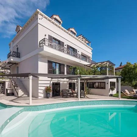 Stunning Scorpaena With Swimming Pool فيلة زادار