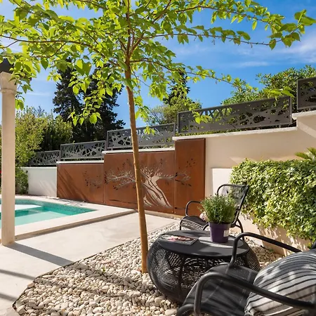 فيلة Stunning Scorpaena With Swimming Pool