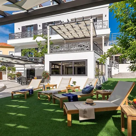 Stunning Scorpaena With Swimming Pool فيلة *